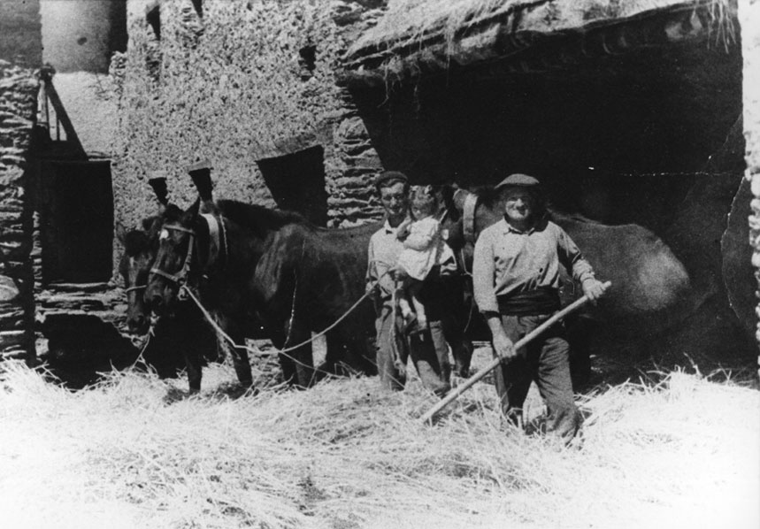 Padrí Arnaldo, Jaume i M. Dolors al corral del mig d'Andruat batent.