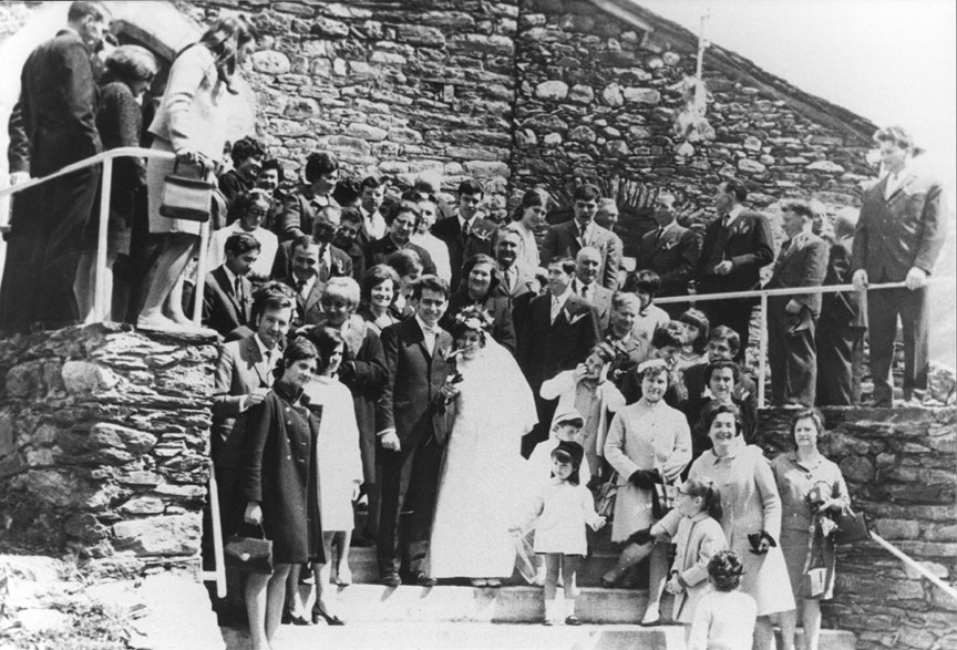 Casament de M. Dolors Gabernet i Pierre. Davant l'església de Sant Serni.