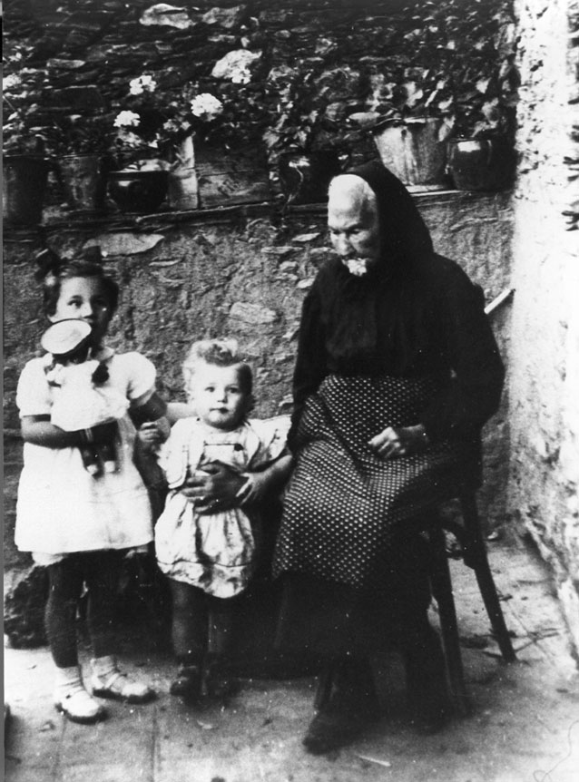 Teresa Sans, Germena i Fernando al terrat de Casa el Batlle.