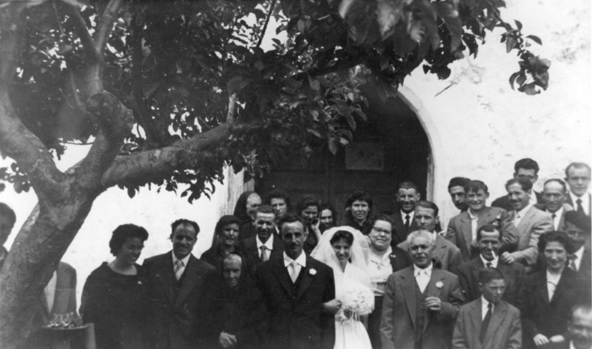 Casament d'Antònia de Casa Llorenç. Davant la porta de l'església.