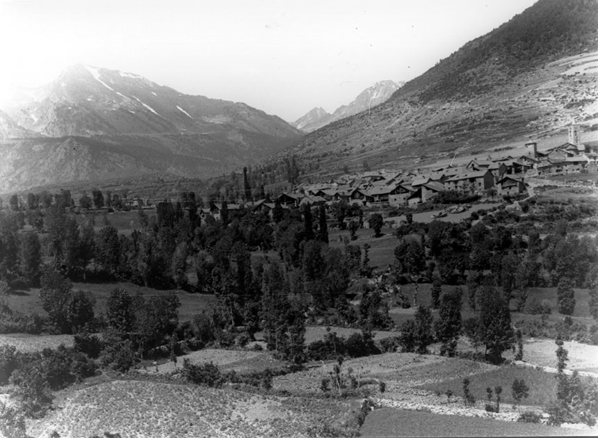 Vista general de Son amb el Tèsol al fons. Es pot veure encara l'ermita de la mare de Déu de Bellero, que es va cremar el 1947.