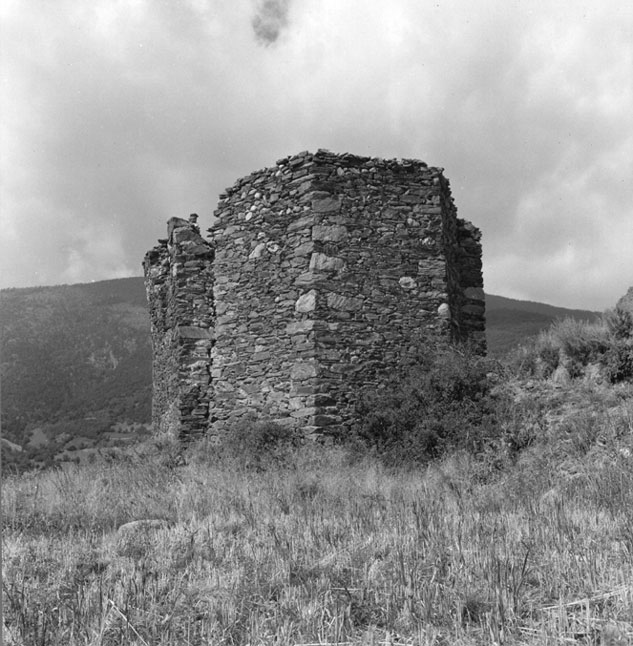 Ruïnes de l'ermita de Sant Jaume malmeses en construir la carretera de Son a Espot.