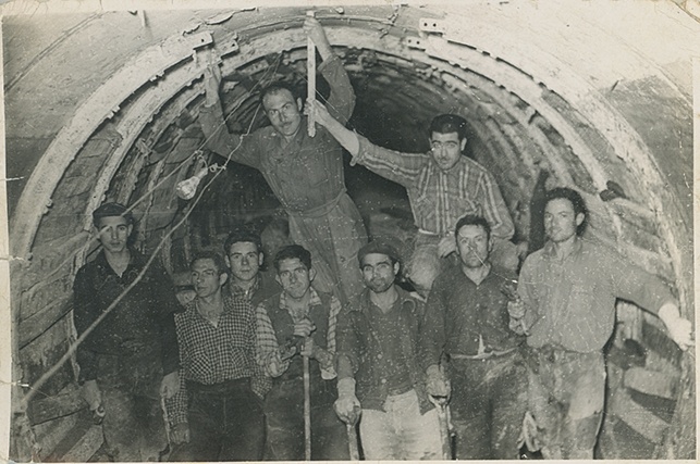 <p>Treballadors de les obres de la presa de Borén, localitzats a la Boca 3 a Isavarre. A darrera aixecat Víctor de Gepa d’Isavarre D’esquerra a dreta: ?, ?, Antonio d’Enviny, Quim de casa Carles d’Isavarre, ?, Llorenç Costansa, ?</p>