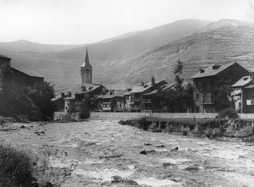 Vista del poble i del riu Noguera Pallaresa.