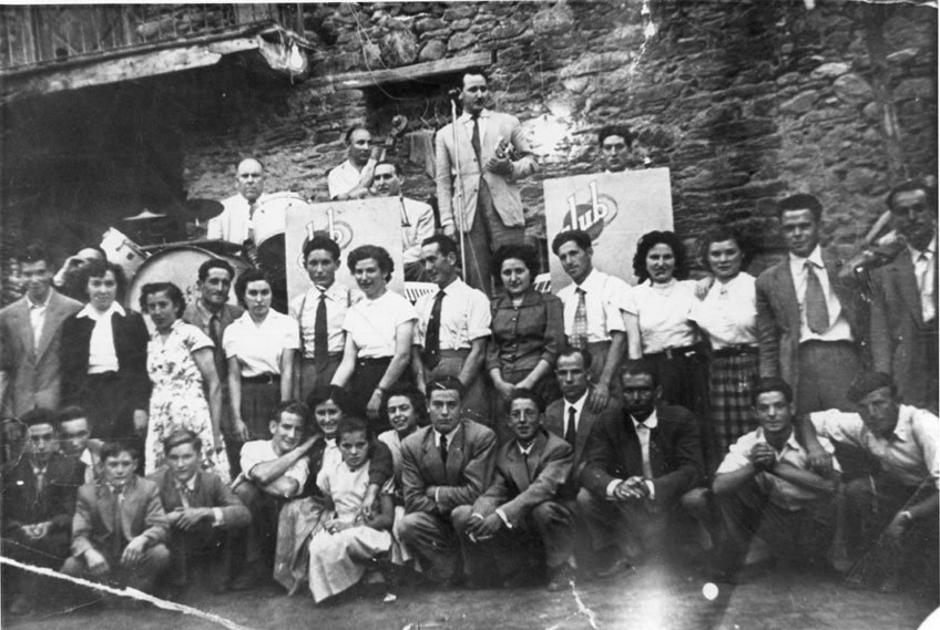 Jovent el dia de la Festa major a la plaça amb l'oquestra al darrera.