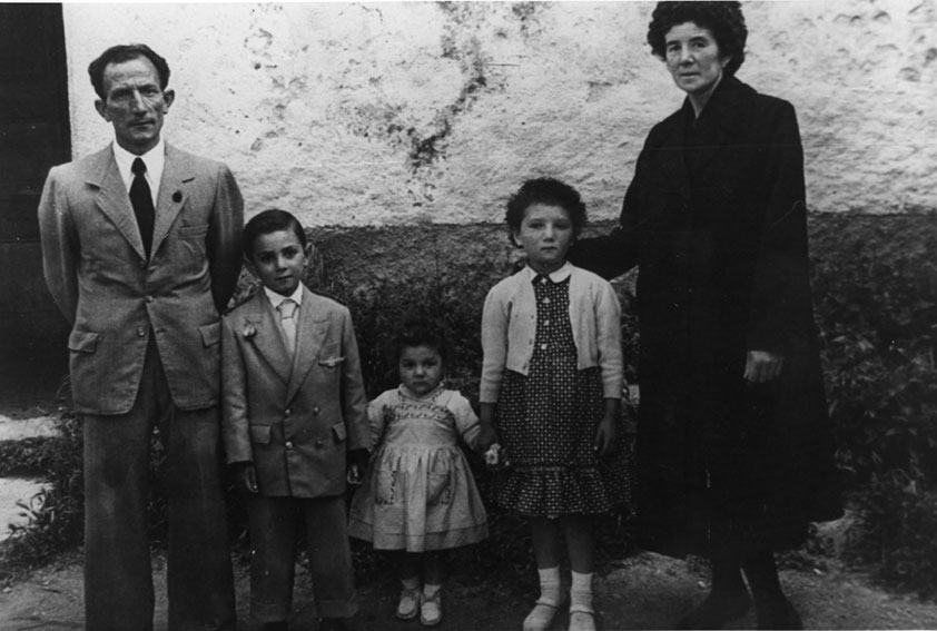 Família de Casa Aleixet a la placeta de l'església.