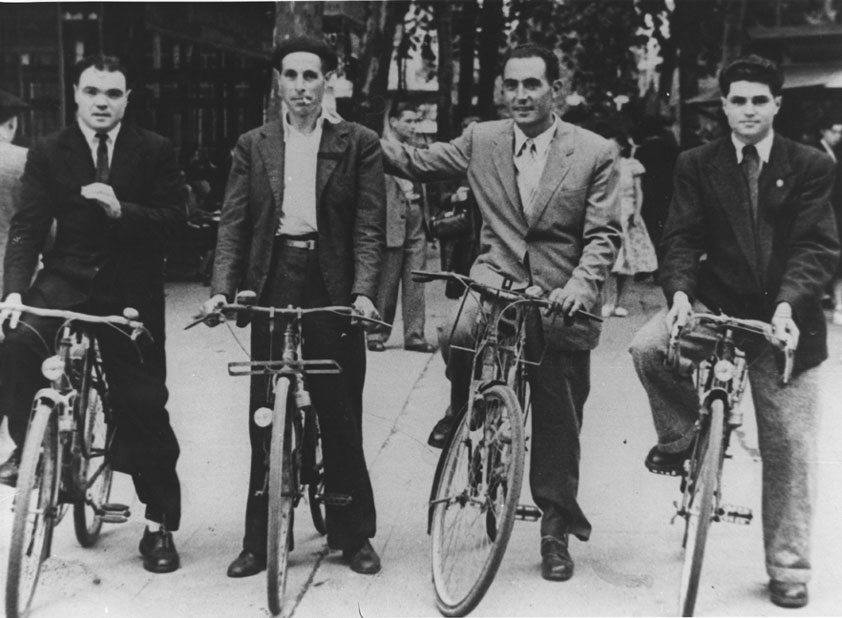 Nois de Jou a França amb bicicletes, el primer de la mà esquerra es joan de Baptista de Casa Moliner, Juan de Casa Nel, Juan de casa Carrera, ? tots de Jou.