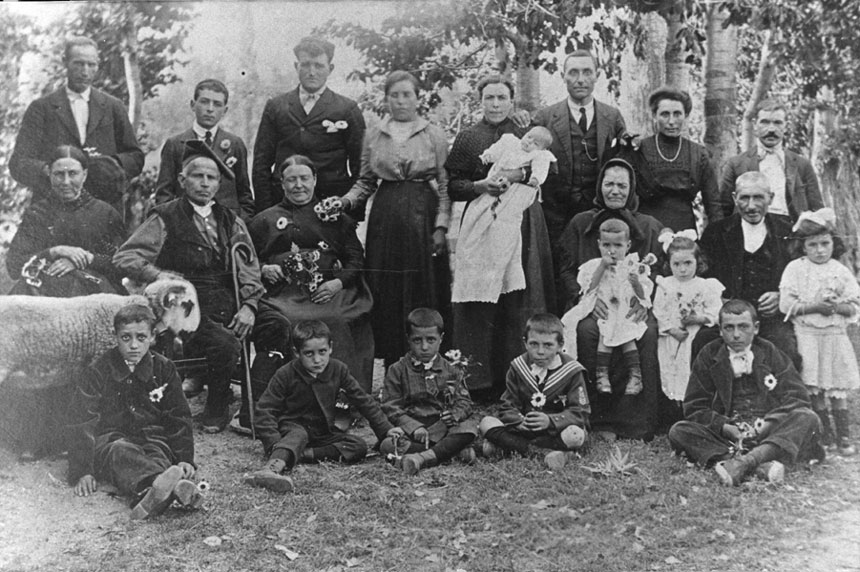 Família Carrera a Santa Maria d'Àneu. El nadó és Àneu de Carrera. Germà de la mare de Marta Casanova Diu.