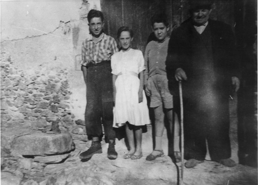 Pepito, Mercè, Gironi i Pepe davant la porta de Casa Carrera.