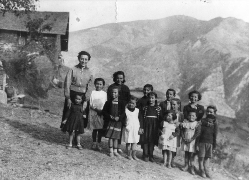 Maria Teresa de Casa Carrera d'Esterri i els seus alumnes de Jou davant de l'estudi.