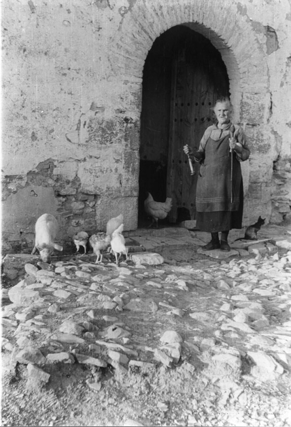 <p>Filant. Tossino i gallines menjant davant la porta de la casa. Francisca Goñi</p>