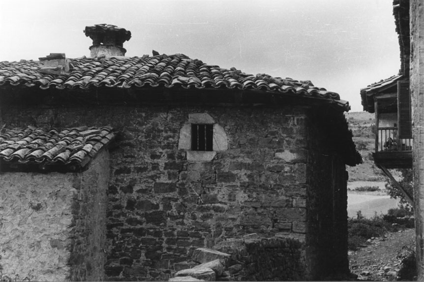 <p>Casa amb teulada de teula i xemeneia rodona.</p>