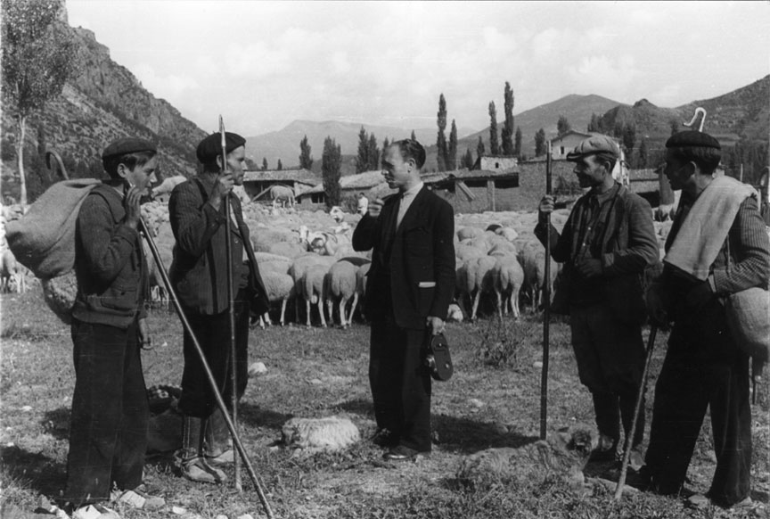 <p>Pastors amb el ramat d'ovelles i cabres. L'home del mig és Ramon Violant i Simorra.</p>