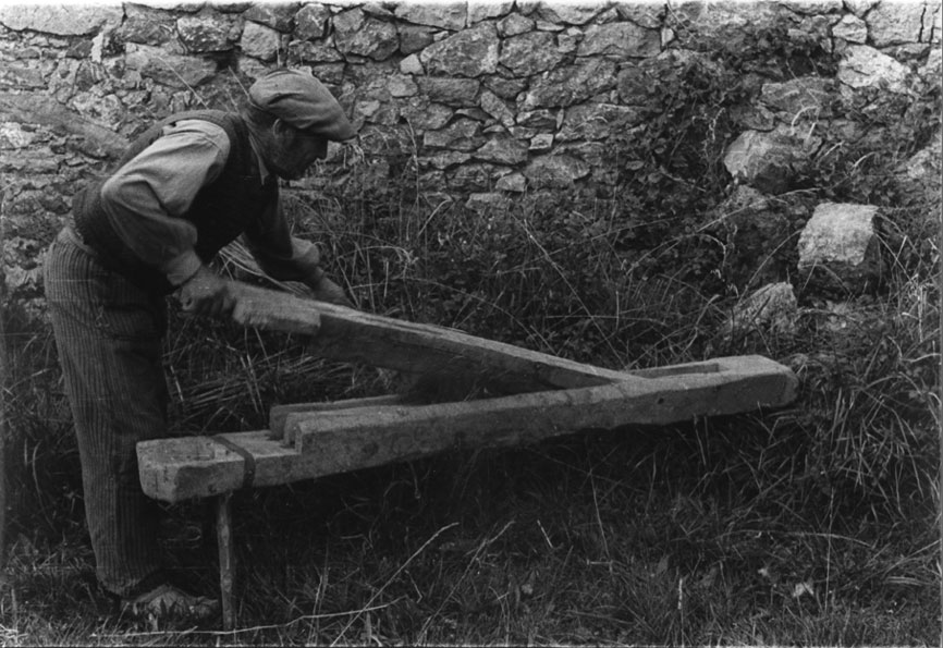 <p>Casa Sallent, Treballant cànem amb la gramadera.</p>