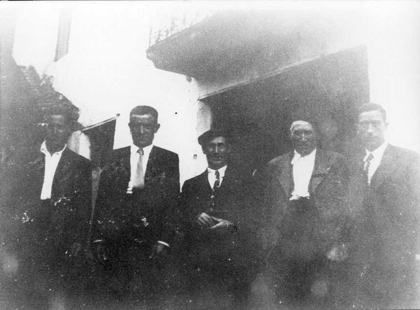 Eugeni Mas, Antoni Bruna i Armengol Montaner a la porta del celler de Capità.