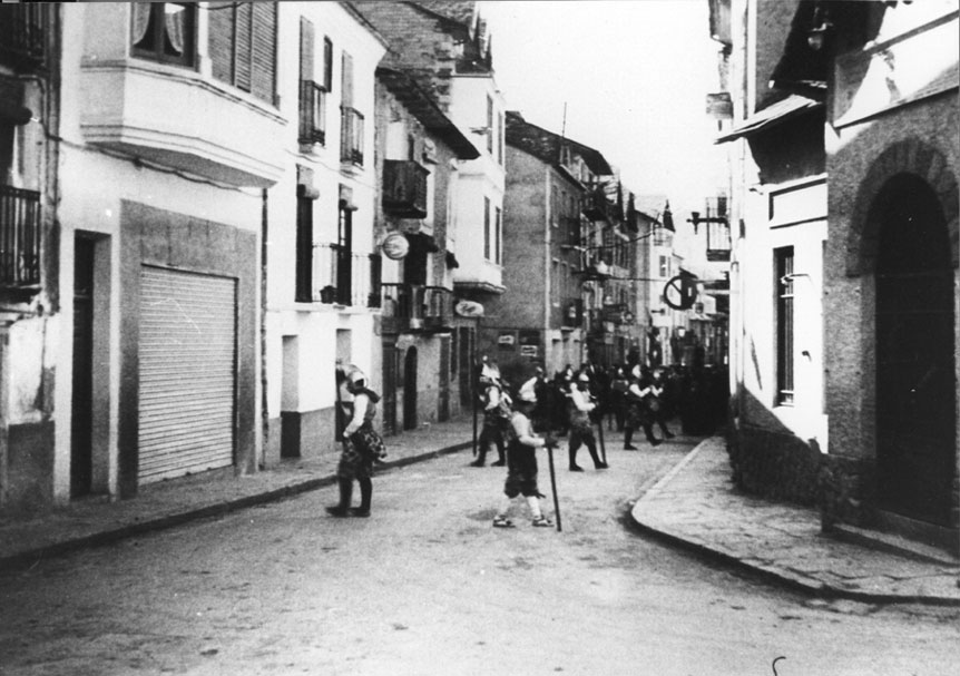 Processó dels armats al seu pas pel carrer Major.