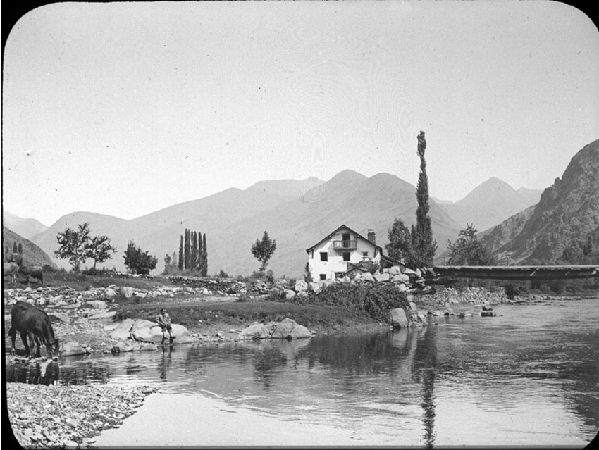 Casa i pont de fusta sobre el riu Noguera Pallaresa.