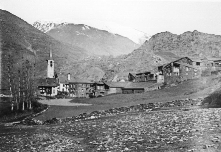 <p>Vista general d'Esterri des de l'antic firal (actualment ocupat per instal·lacions i construccions d'HECSA).</p>