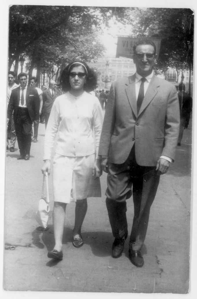 Marta Bardella i Enrique de Garrabí passejant per les rambles de Barcelona.