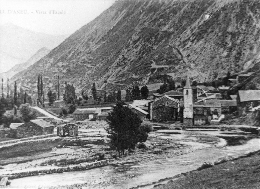 Vista d'Escaló amb el curs antic del riu. Transport de fusta pel riu.