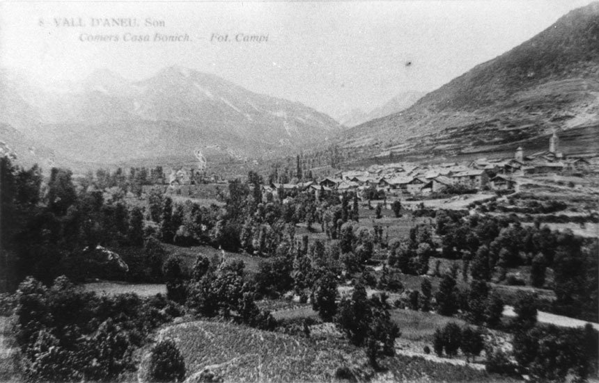 Vista general de Son amb el Tésol al fons.