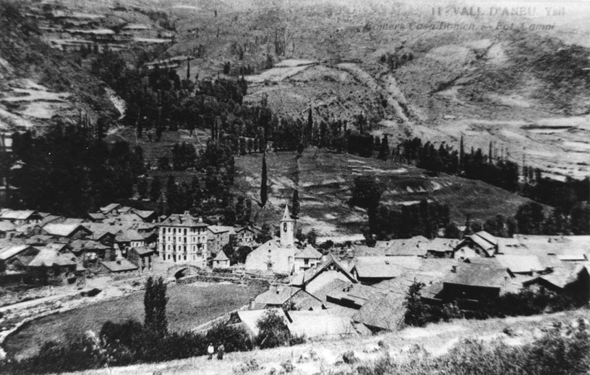 Vista general d'Isil.
Pont de pedra, comunidor i Casa Ignàsia abans de la riuada del 1937.