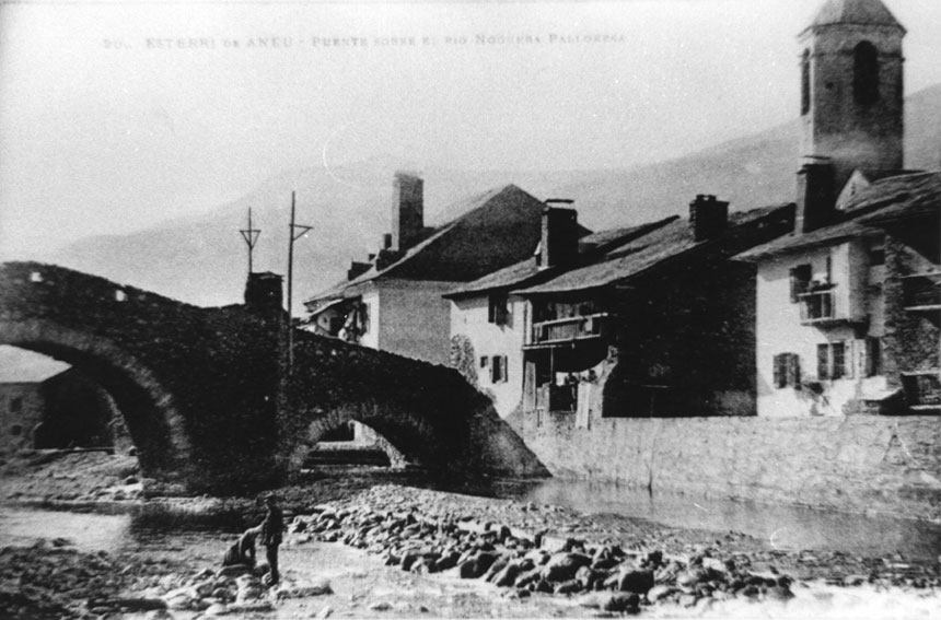 Pont sobre la Noguera Pallaresa. Rentant roba al riu.