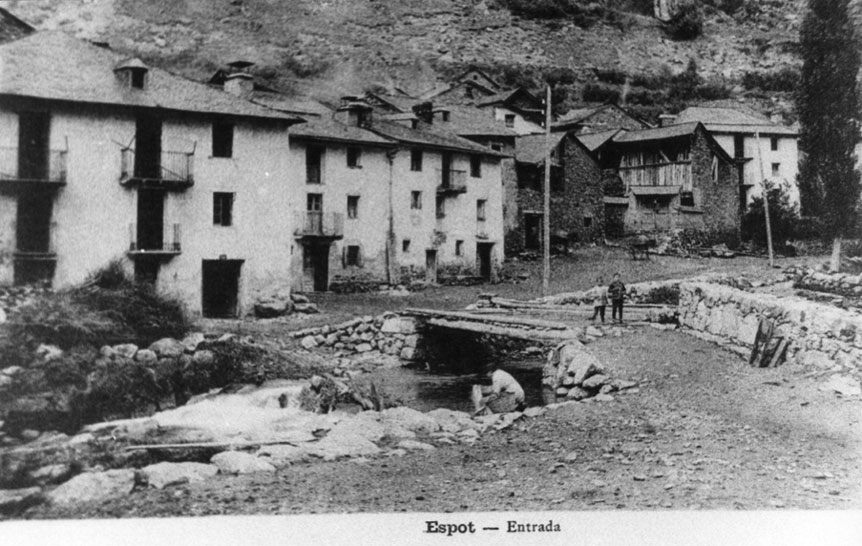 Abans dels aiguats del 1937. Pont d'entrada a Espot. Cinto i Turet de Cinto.