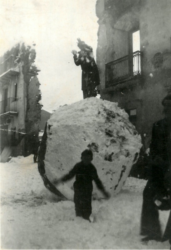 <p>Gran bola de neu, al darrera Casa Gassia destruida per la riuada del 1937</p>