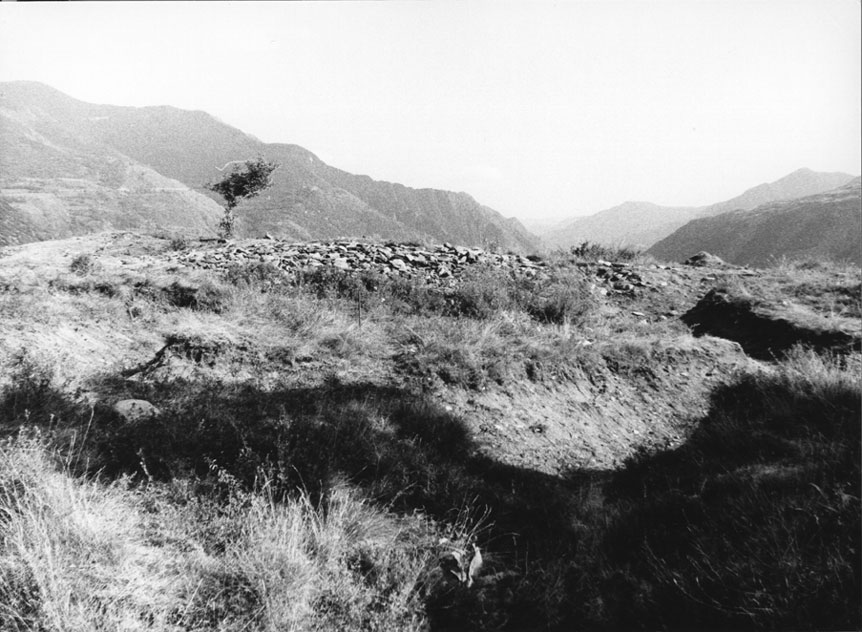 Vista d'una trinxera excavada al final de la guerra civil.