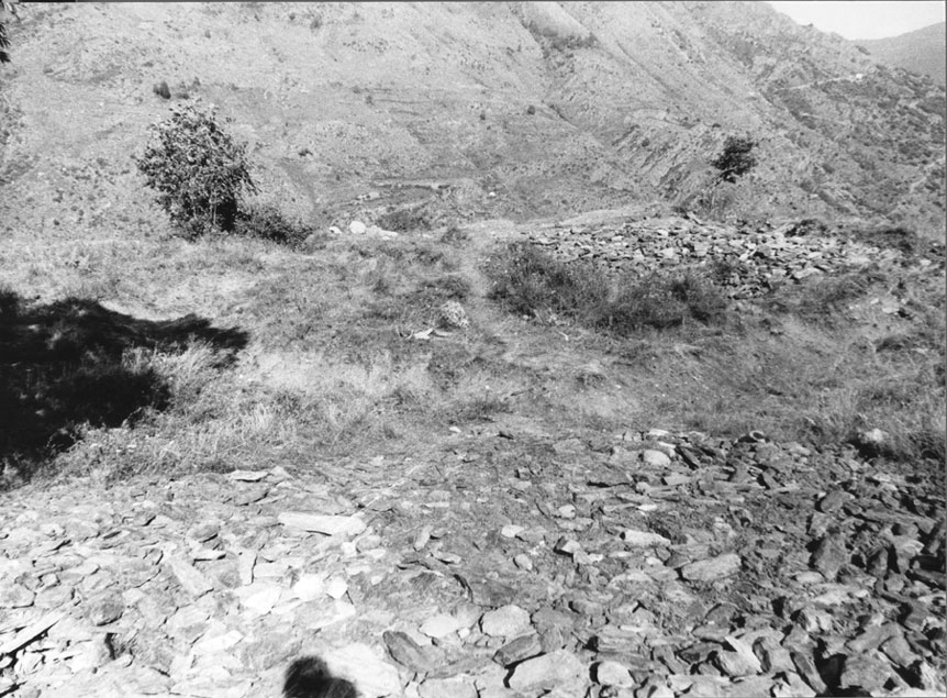 Vista d'una trinxera excavada al final de la guerra civil.