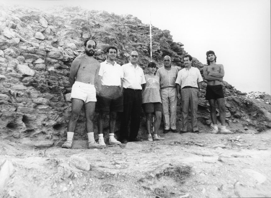 Excavacions al Castell de València. Visita al camp de treball de neteja de Ferran Rella, Joan Civat i dos regidors de l'ajuntament d'Esterri.