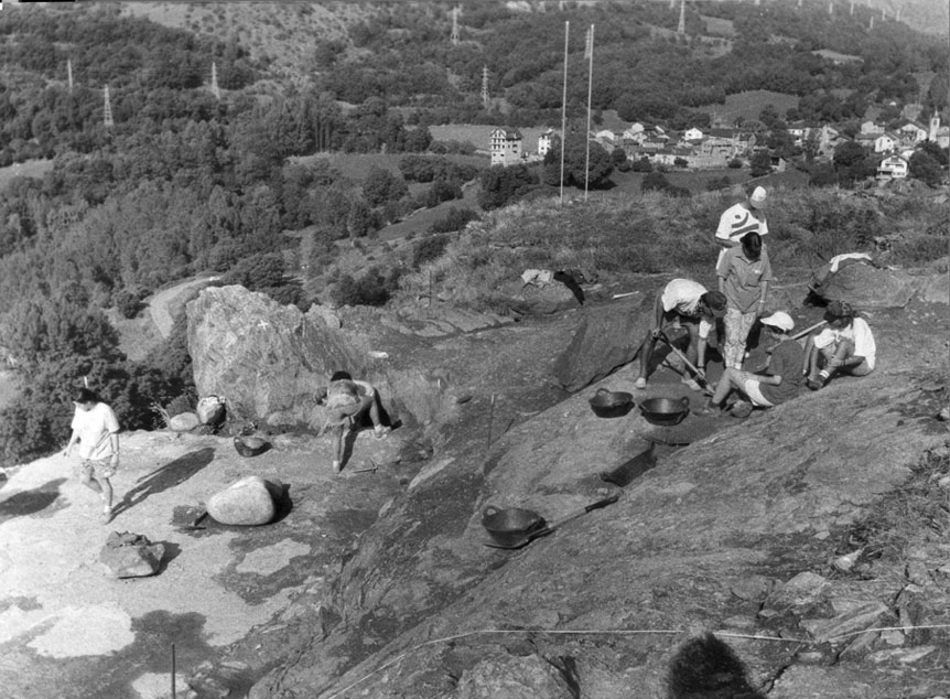 Excavacions al Castell de València. Tasques d'excavació i neteja. Al fons València.