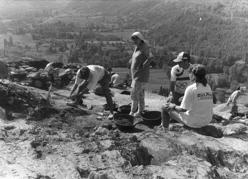 Excavacions al Castell de València. Tasques d'excavació i neteja.