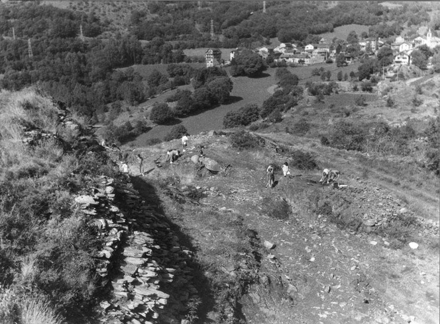 Excavacions al Castell de València. Tasques de neteja. Al fons València.