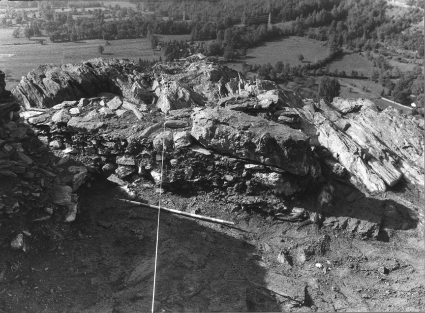 Excavacions al Castell de València. Detall d'una de les parets excavades.