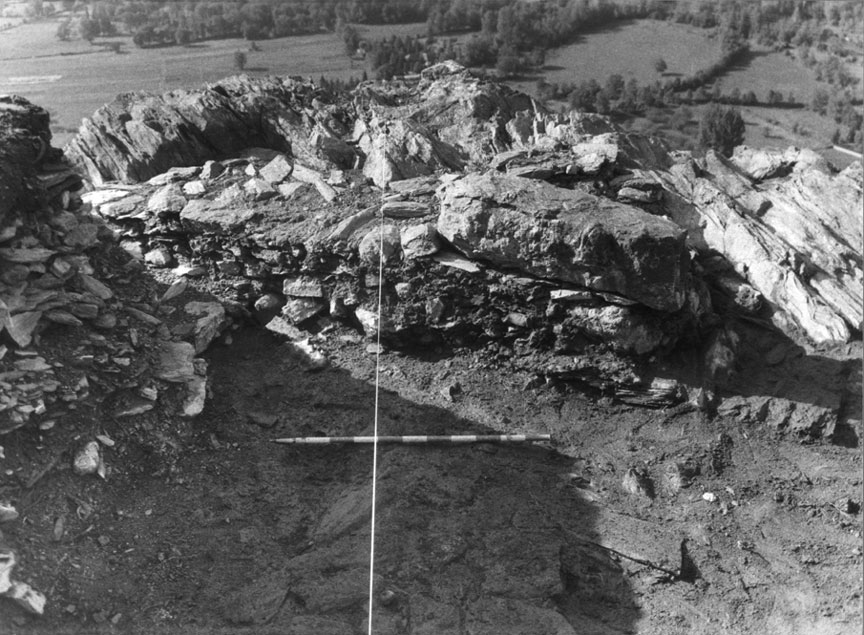 Excavacions al Castell de València. Detall d'una de les parets excavades.