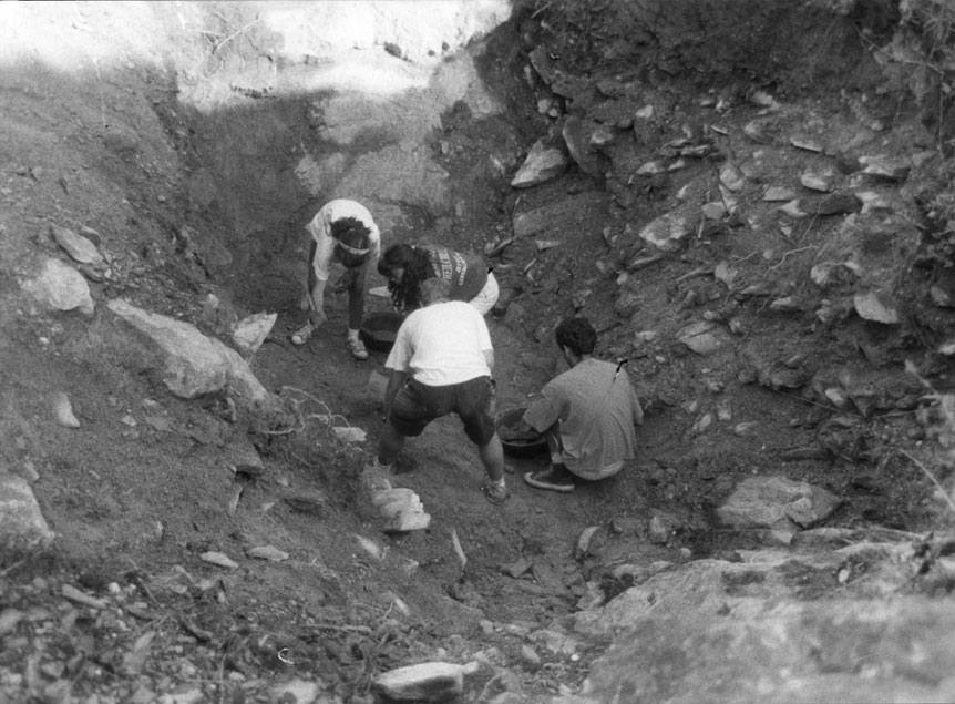 Excavacions al Castell de València. Tasques d'excavació i neteja.