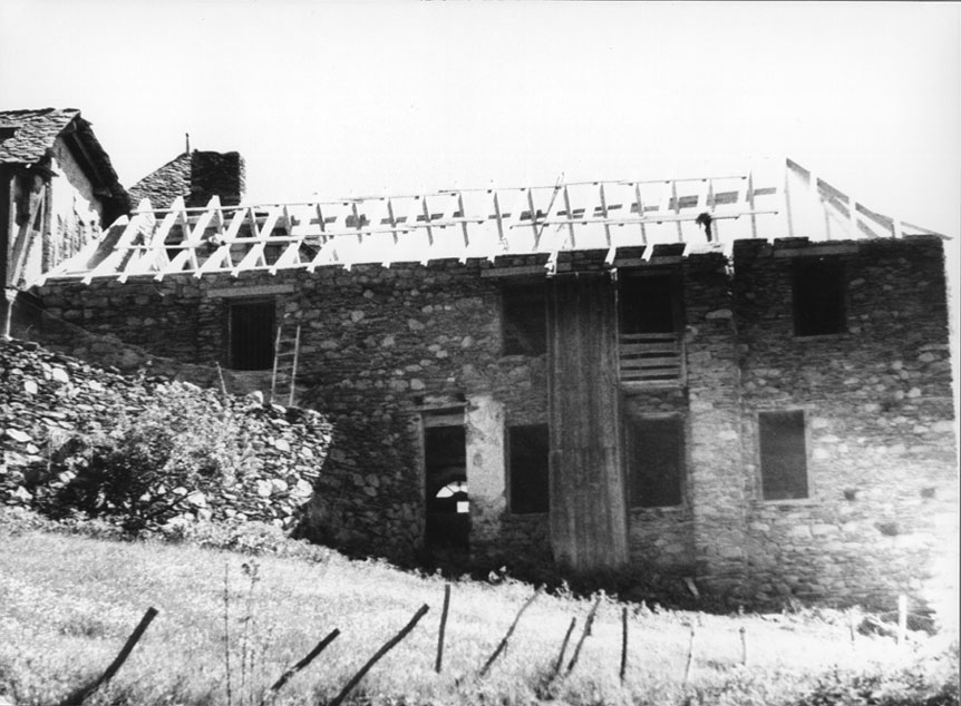 <p>Obres de restauració de l'antiga escola d'Alós</p>