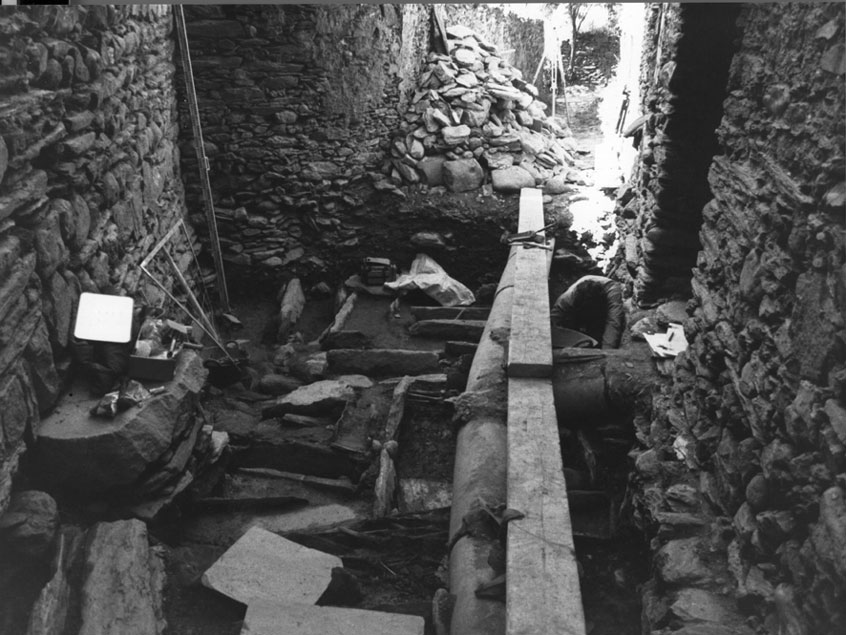 <p>Excavacions arqueològiques realitzades a Alós durant el mes de setembre de 1989. Personatge: Jesús Sánchez, de La Pobla. Ús del lloc per a enterraments, fins al segle XVIII, en total apareixen 21 tombes (la majoria són dels segles XII i XII)</p>