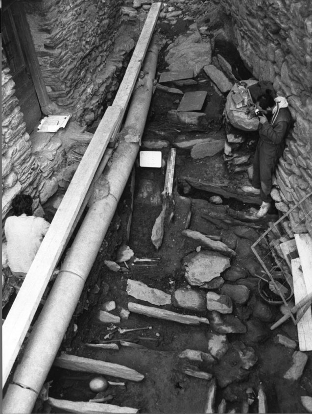 <p>Excavacions arqueològiques realitzades a Alós durant el mes de setembre de 1989. Personatge: Pere Cots, arqueòleg. Ús del lloc per a enterraments, fins al segle XVIII, en total apareixen 21 tombes (la majoria són dels segles XII i XII).</p>