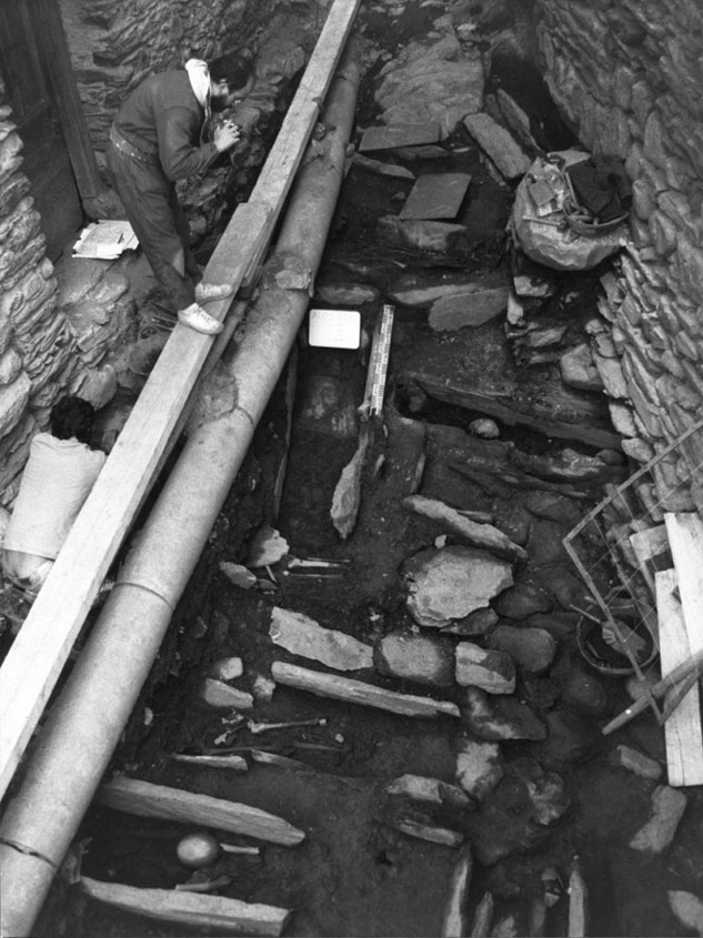 <p>Excavacions arqueològiques realitzades a Alós durant el mes de setembre de 1989. Personatge: Pere Cots, arqueòleg. Ús del lloc per a enterraments, fins al segle XVIII, en total apareixen 21 tombes (la majoria són dels segles XII i XII).</p>