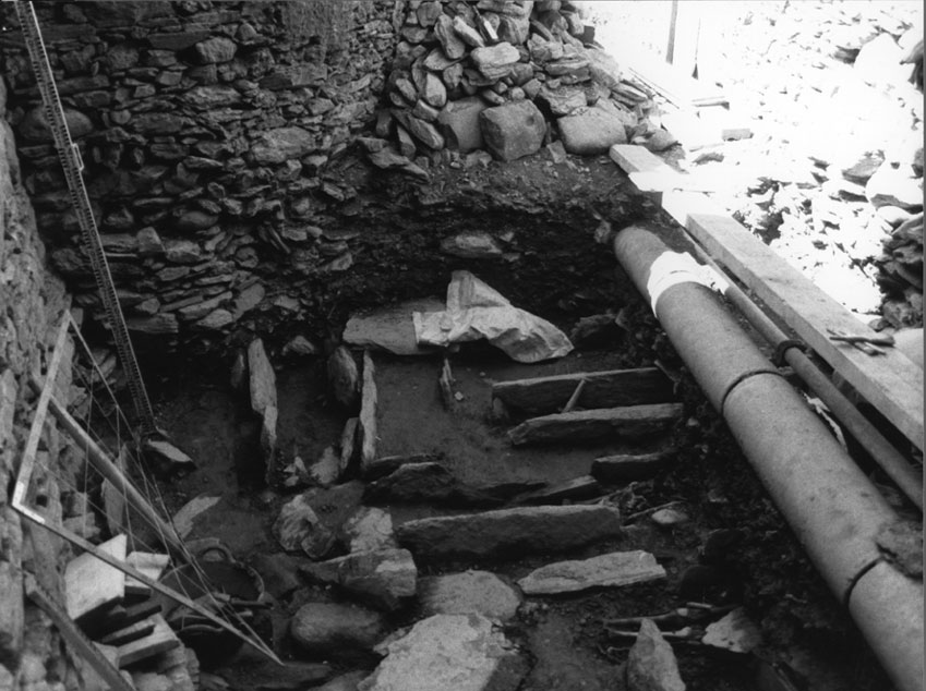 <p>Excavacions arqueològiques realitzades a Alós durant el mes de setembre de 1989. Restes de diverses tombes. Ús del lloc per a enterraments, fins al segle XVIII, en total apareixen 21 tombes (la majoria son dels segles XII i XII).</p>