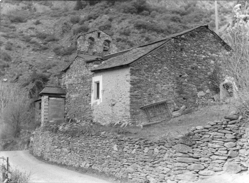 Església parroquial de Sant Jaume. Església romànica primitiva de doble espadanya, segles IX-X.