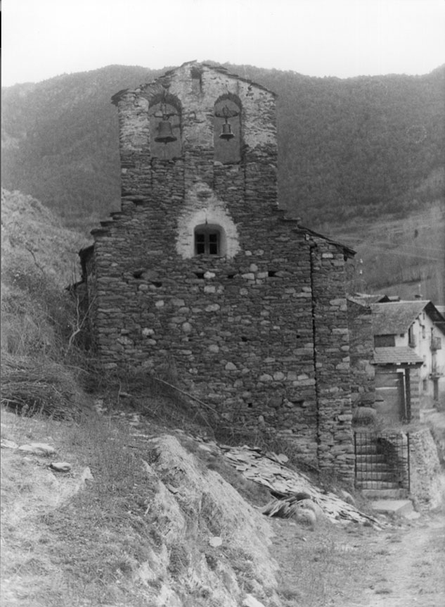 Església parroquial de Sant Jaume. Església romànica primitiva de doble espadanya, segles IX-X.