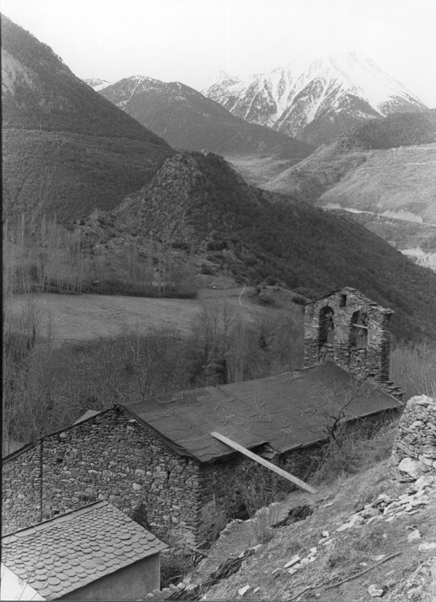 Obres de restauració del llosat de l'església parroquial de Sant Jaume. Església romànica primitiva, segles IX-X.