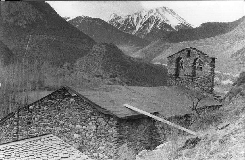 Obres de restauració del llosat de l'església parroquial de Sant Jaume. Església romànica primitiva, segles IX-X.