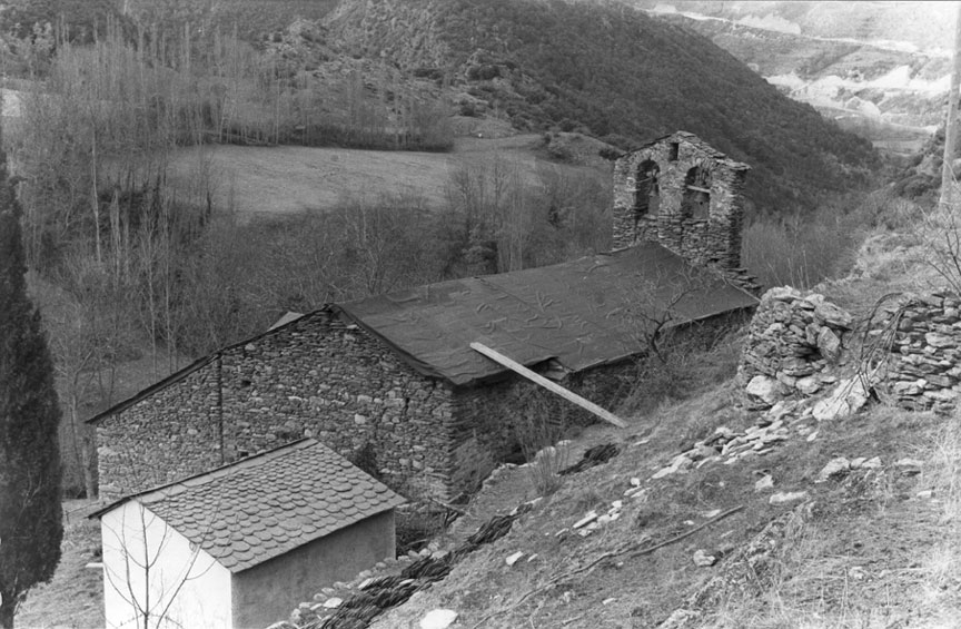 Obres de restauració del llosat de l'església parroquial de Sant Jaume. Església romànica primitiva, segles IX-X.