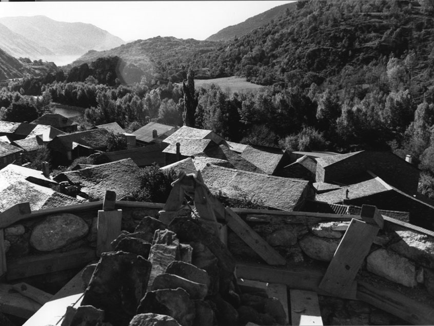 Església parroquial de Sant Martí de Borén. Reconstrucció del llosat del campanar destruït a causa d'un llamp l'any anterior. Vista parcial del poble des del campanar.