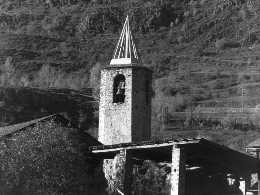 Església parroquial de Sant Martí de Borén. Reconstrucció del llosat del campanar destruït a causa d'un llamp l'any anterior.